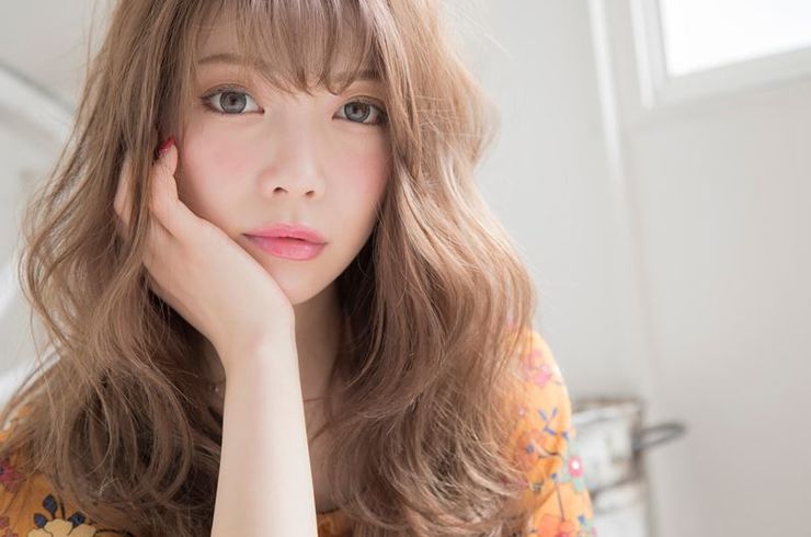 綺麗な髪色の女性